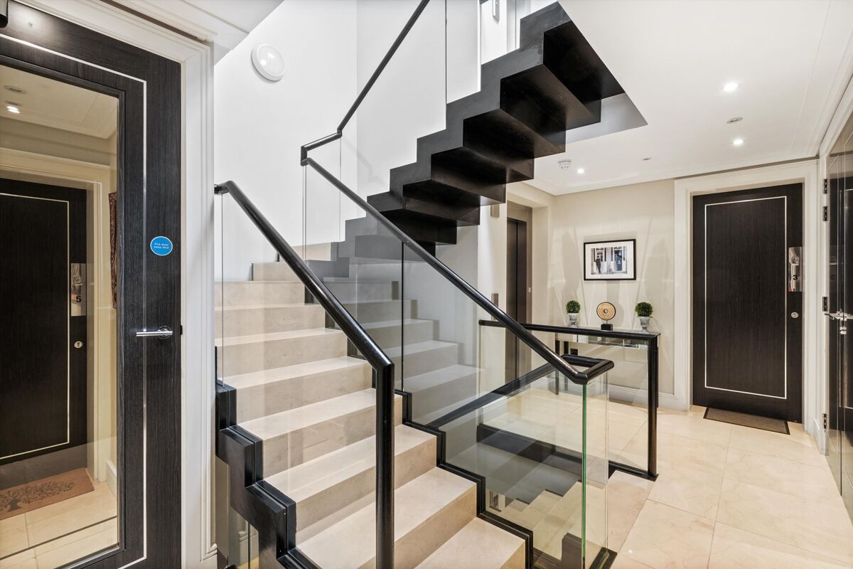 flat for sale in Portsmouth Road, Esher, Surrey, KT10 ESH012019178