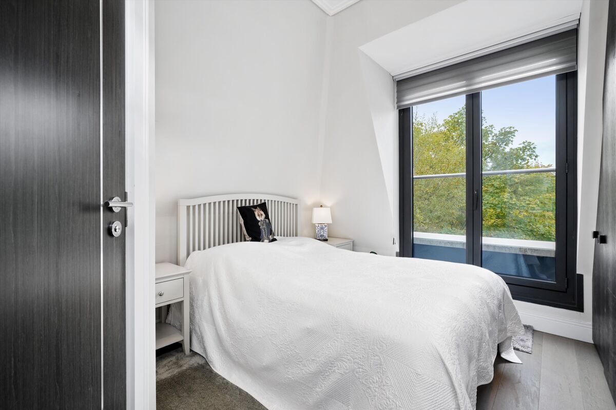 flat for sale in Portsmouth Road, Esher, Surrey, KT10 ESH012019178