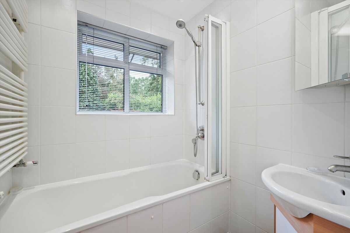 house for sale in Severn Drive, Esher, Surrey, KT10 ESH012032686