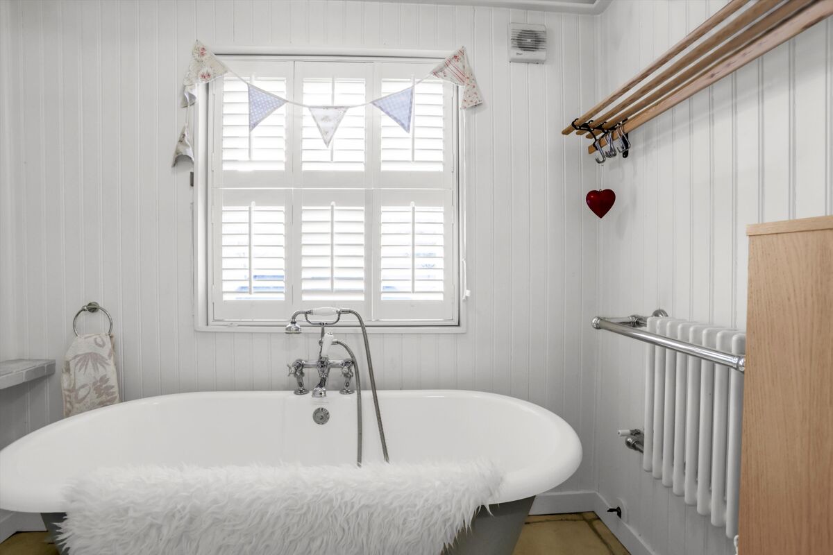 house for sale in Arbrook Lane, Esher, Surrey, KT10 ESH012037023