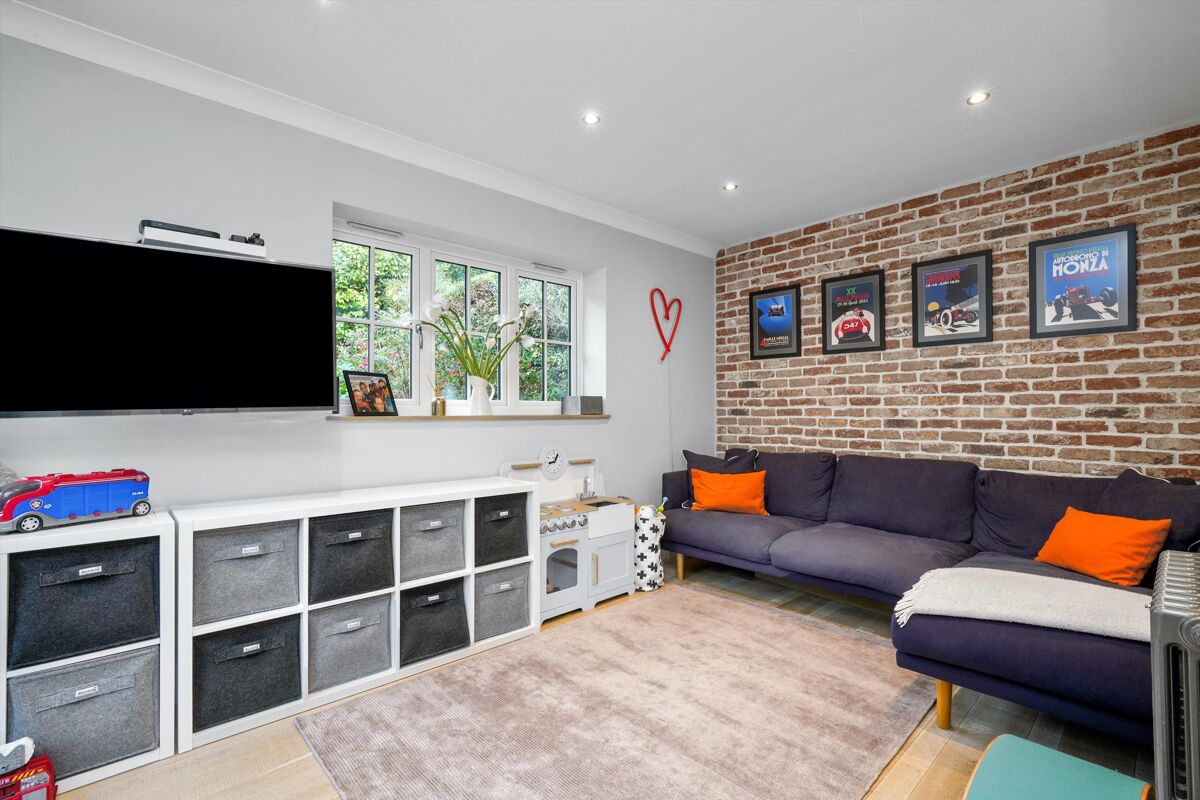 house for sale in Pelhams Walk, Esher, Surrey, KT10 ESH012045937