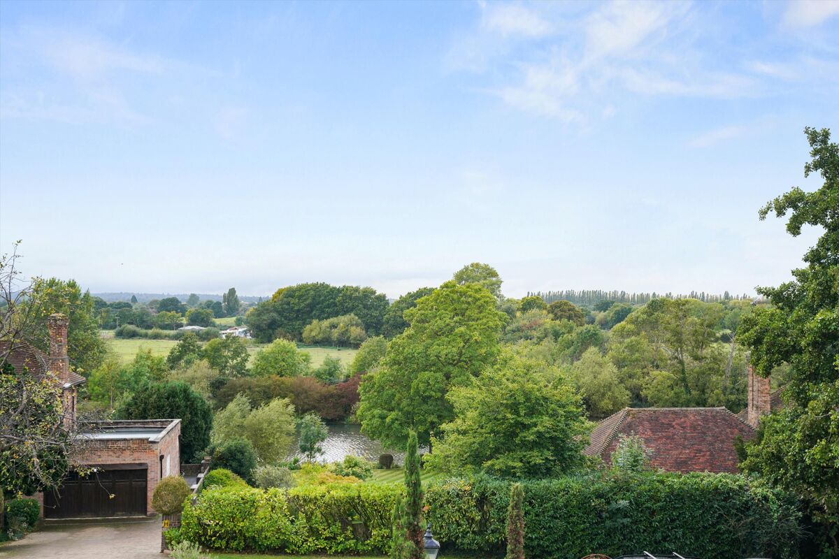 house for sale in Pelhams Walk, Esher, Surrey, KT10 ESH012045937