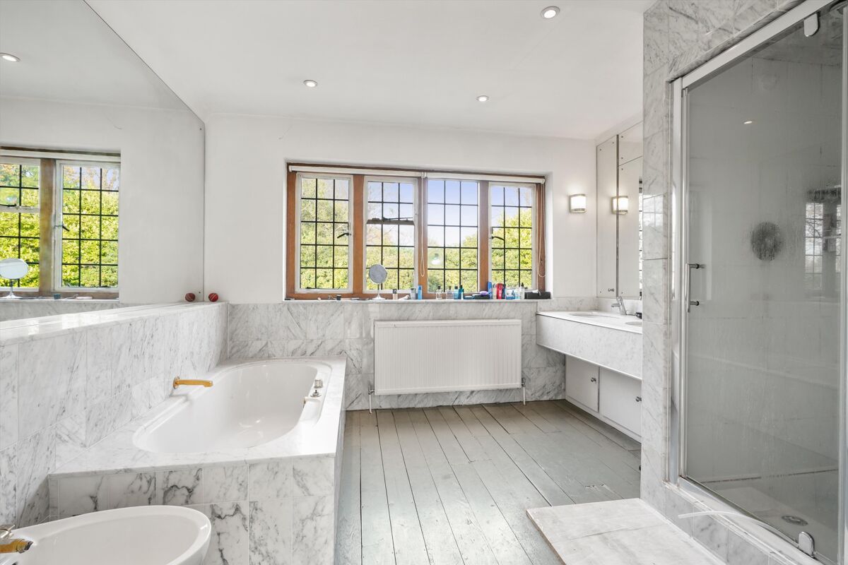 house for sale in Meadway, Esher, Surrey, KT10 ESH012083231 Knight