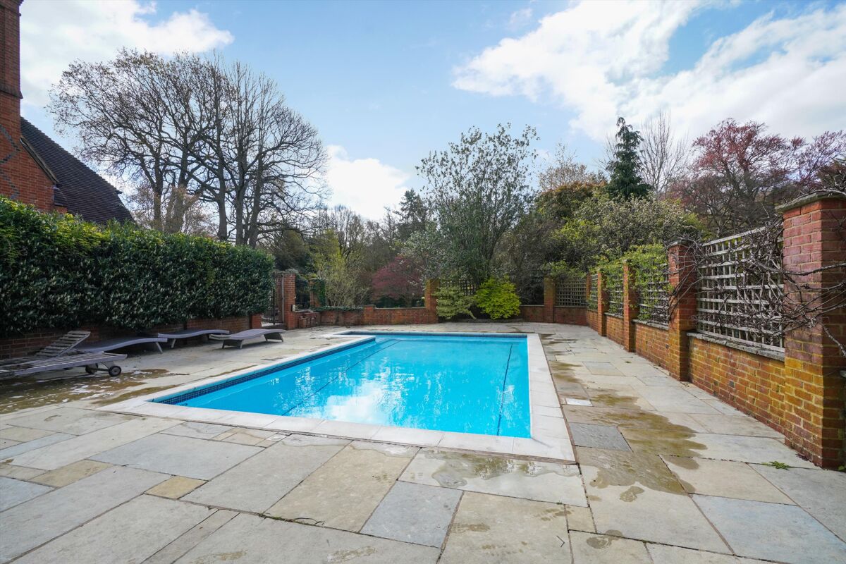 house for sale in Meadway, Esher, Surrey, KT10 ESH012083231 Knight