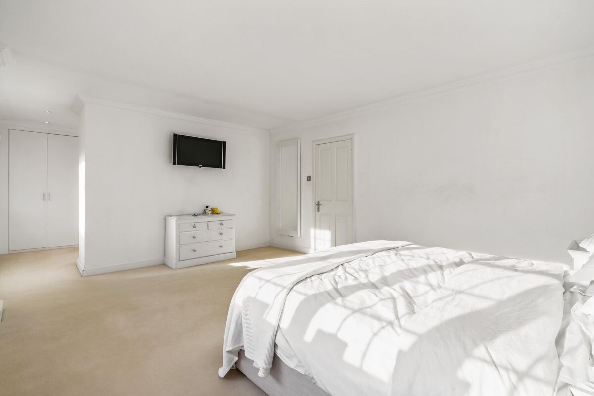 house for sale in Meadway, Esher, Surrey, KT10 ESH012083231 Knight