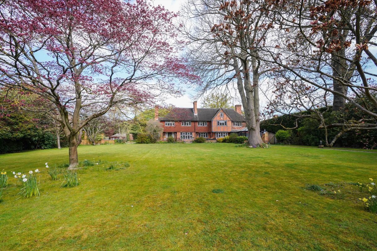 house for sale in Meadway, Esher, Surrey, KT10 ESH012083231 Knight