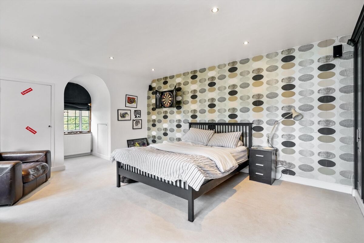 house for sale in Meadway, Esher, Surrey, KT10 ESH012083231 Knight