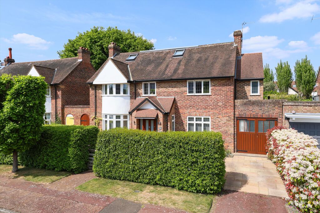 Image of Oaklands Avenue, Esher, Surrey, KT10