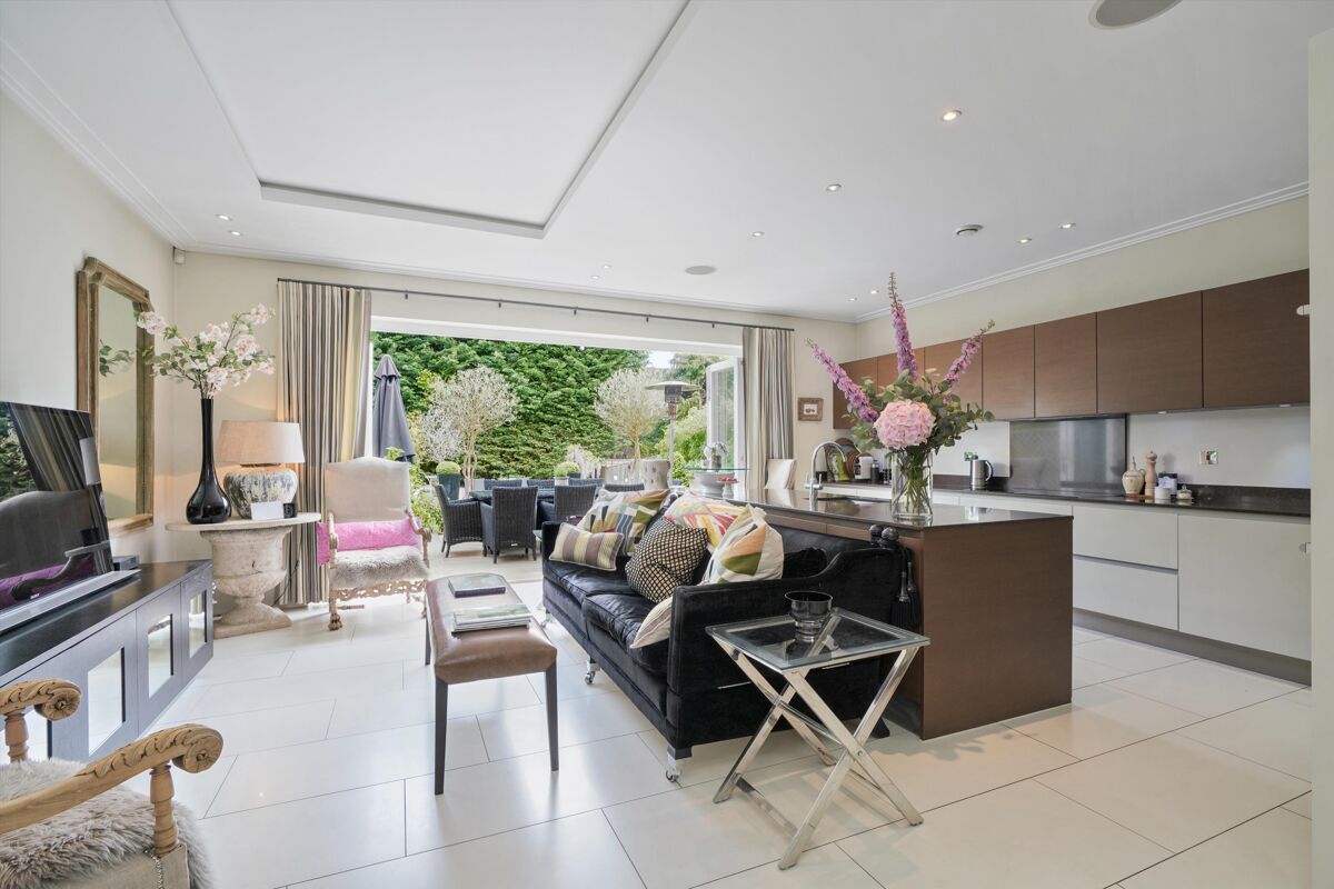 house for sale in Milbourne Lane, Esher, Surrey, KT10 ESH012150136