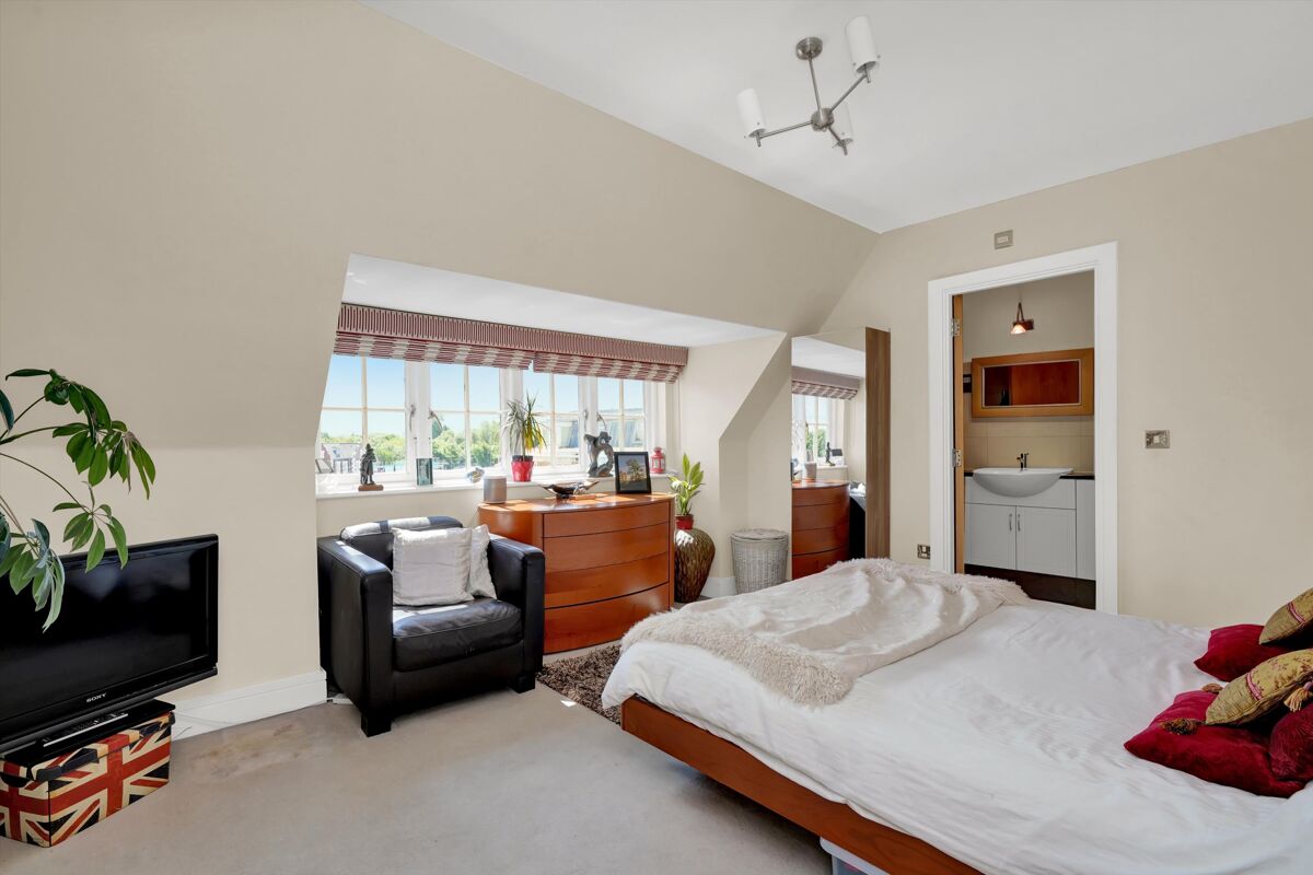 flat for sale in Bridge Road, East Molesey, Surrey, KT8 ESH012247296