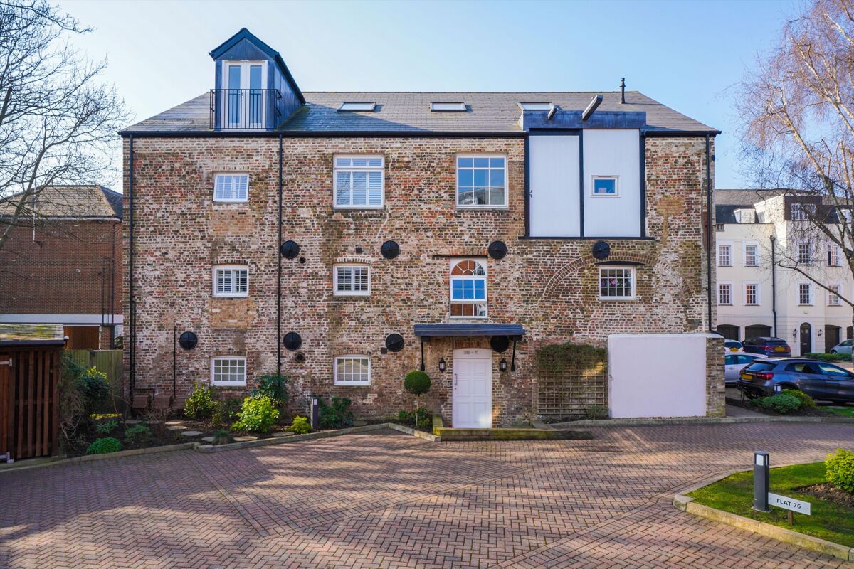 flat for sale in Queens Reach, East Molesey, Surrey, KT8 ESH012254150