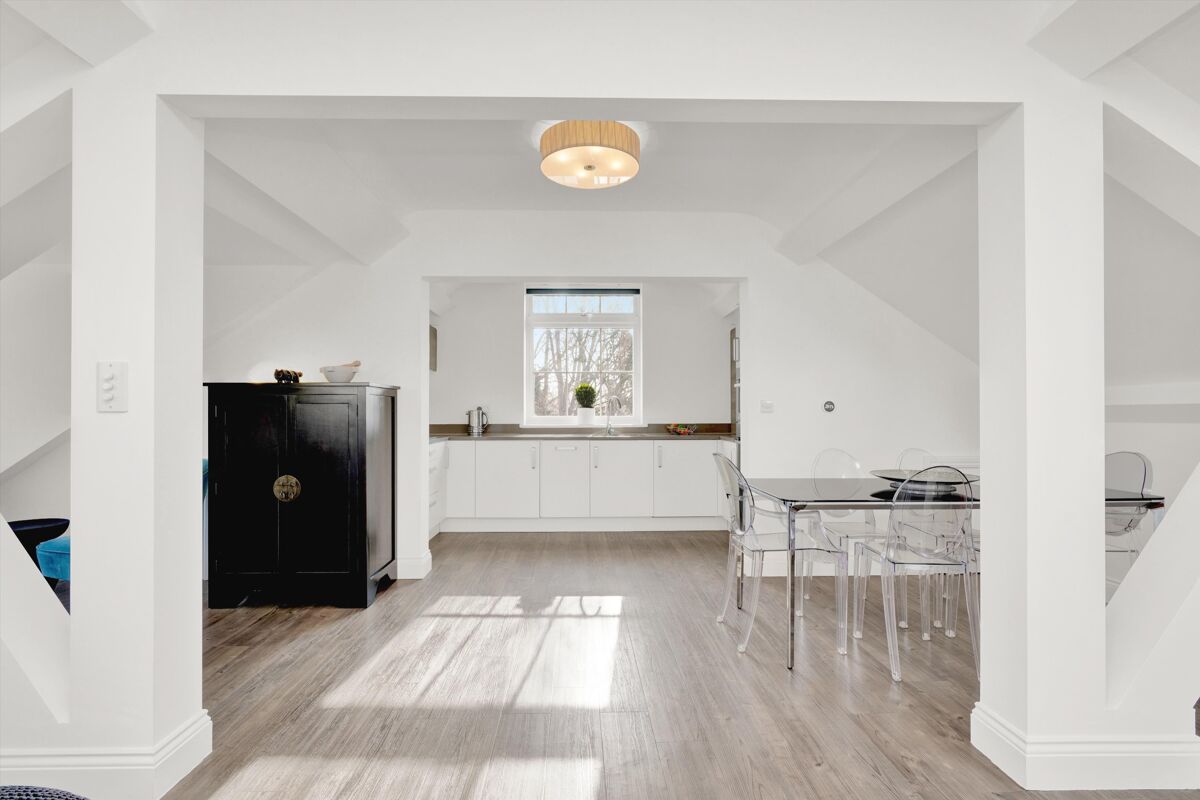 flat for sale in Queens Reach, East Molesey, Surrey, KT8 ESH012254150