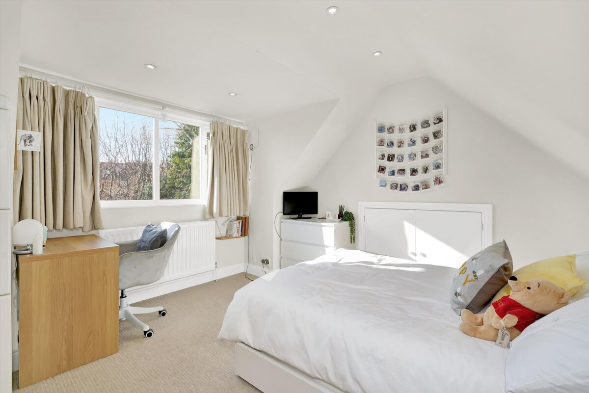 house for sale in Martineau Close, Esher, Surrey, KT10 ESH012266927