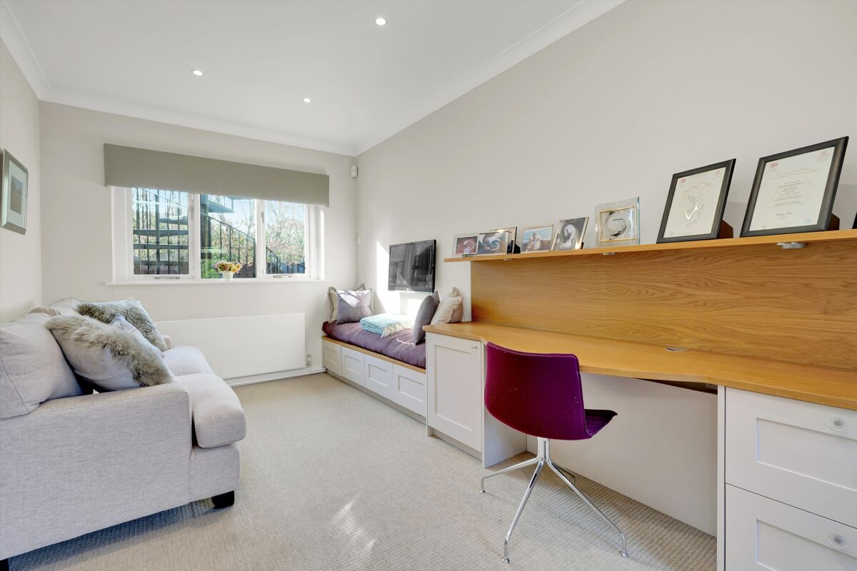 house for sale in Martineau Close, Esher, Surrey, KT10 ESH012266927