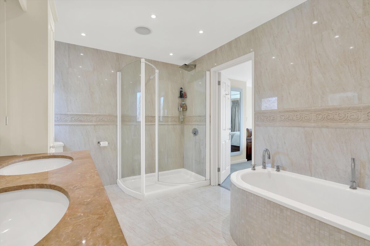 house for sale in Martineau Close, Esher, Surrey, KT10 ESH012266927