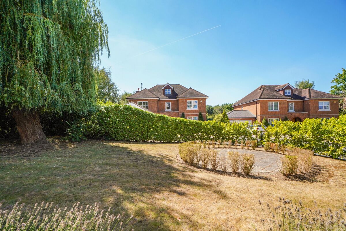 flat for sale in Glenwood House, Wayneflete Place, Esher, Surrey, KT10