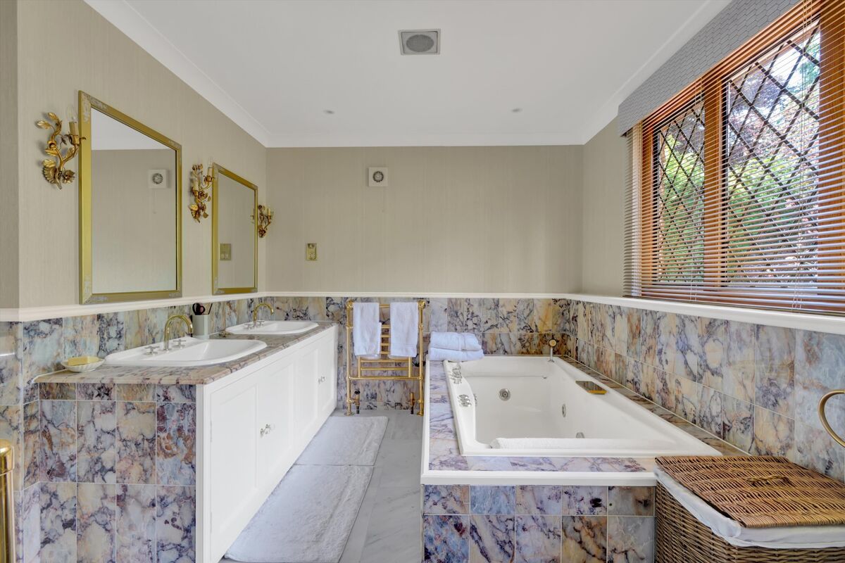 house for sale in Meadway, Esher, Surrey, KT10 ESH012283578 Knight