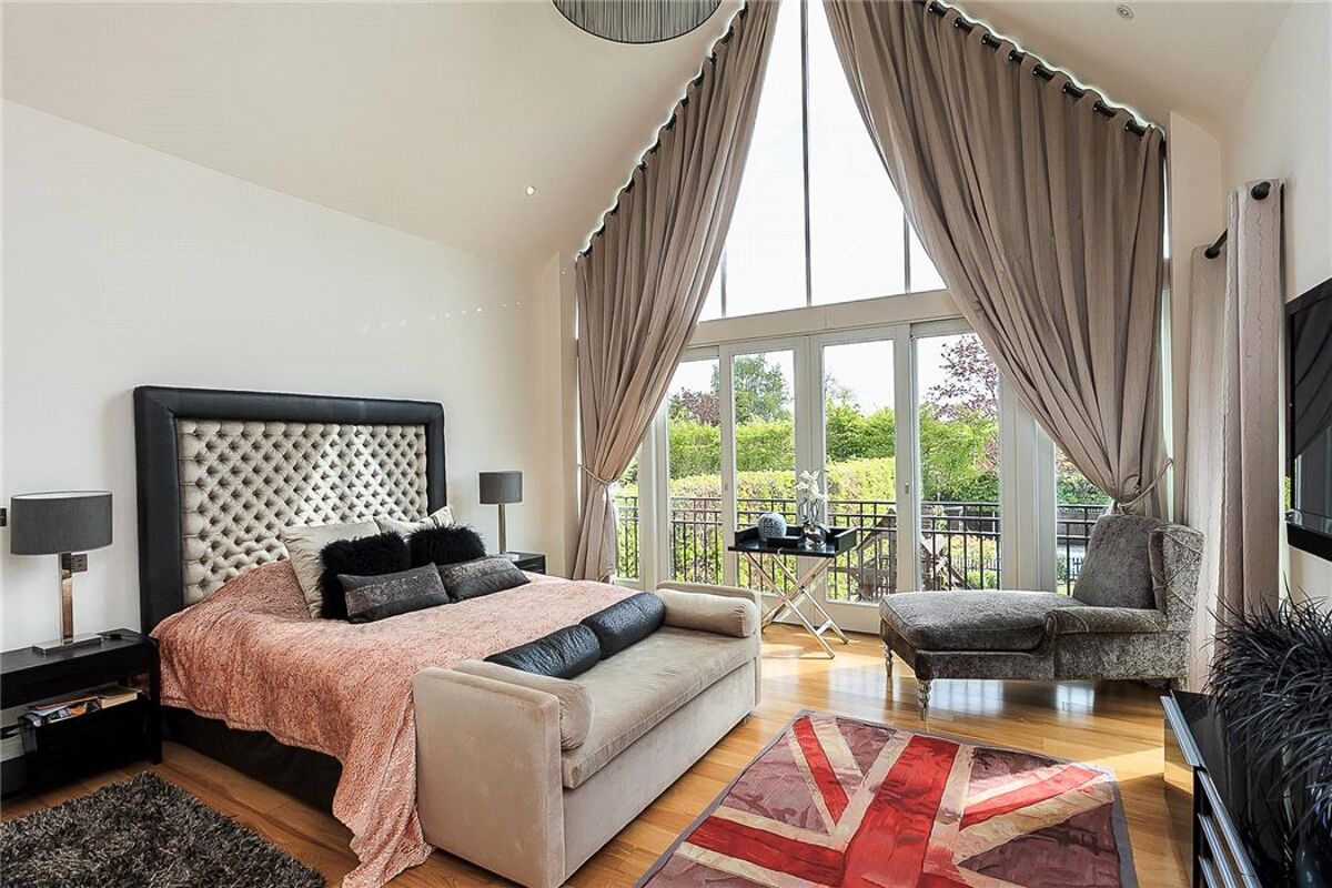 house for sale in New Road, Esher, Surrey, KT10 ESH100030 Knight Frank