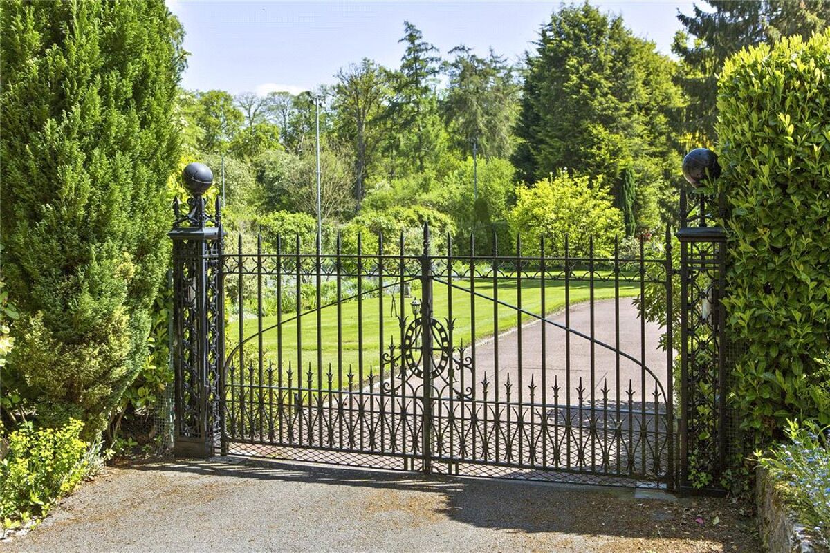 house for sale in Tyrrells Wood, Leatherhead, Surrey, KT22 ESH140155