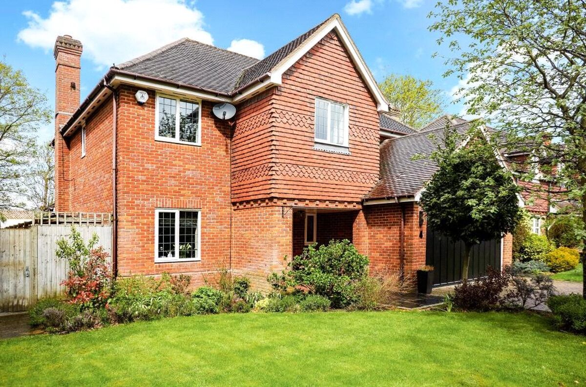 house for sale in Cotswold Close, Hinchley Wood, Esher, Surrey, KT10