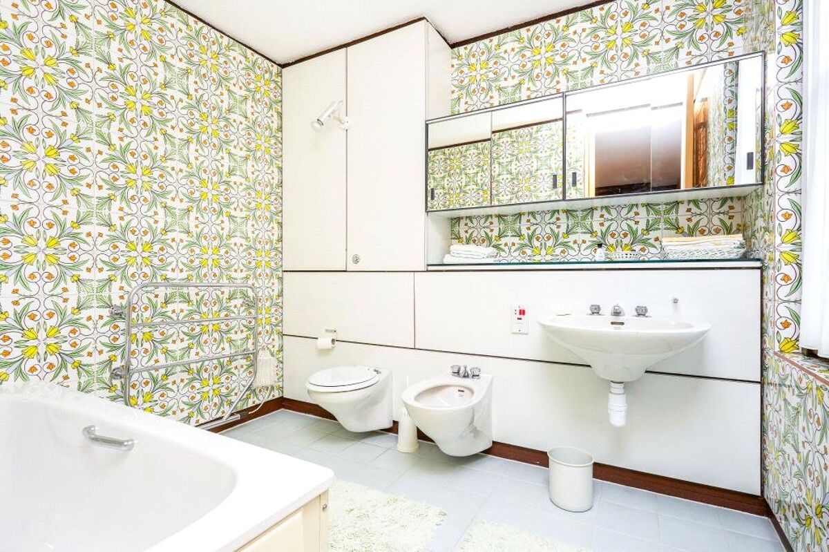 house for sale in Lakeside Drive, Esher, Surrey, KT10 ESH180044