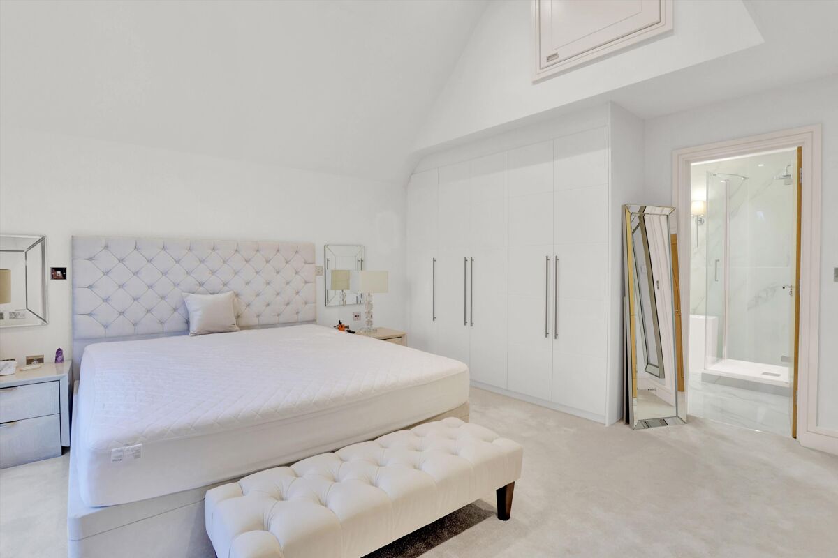 flat to rent in Wayneflete Place, Esher, Surrey, KT10 ESQ012104382