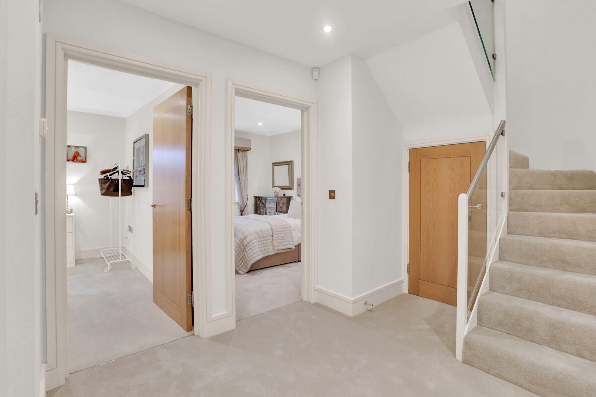 flat to rent in Wayneflete Place, Esher, Surrey, KT10 ESQ012104382