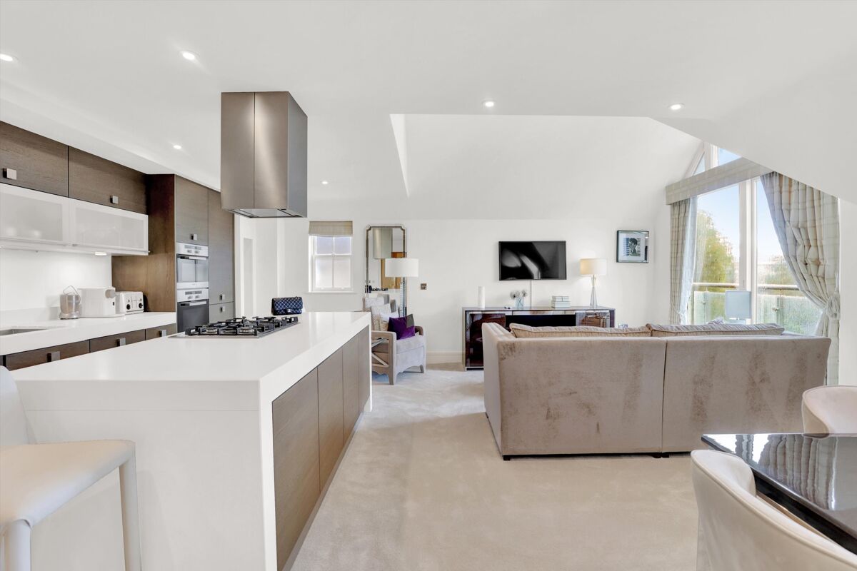 flat to rent in Wayneflete Place, Esher, Surrey, KT10 ESQ012104382