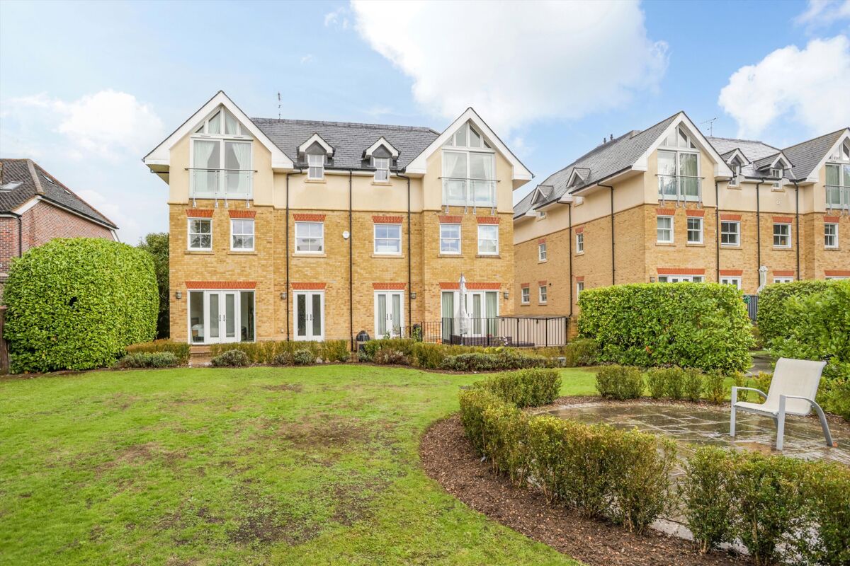 flat to rent in Wayneflete Place, Esher, Surrey, KT10 ESQ012104382