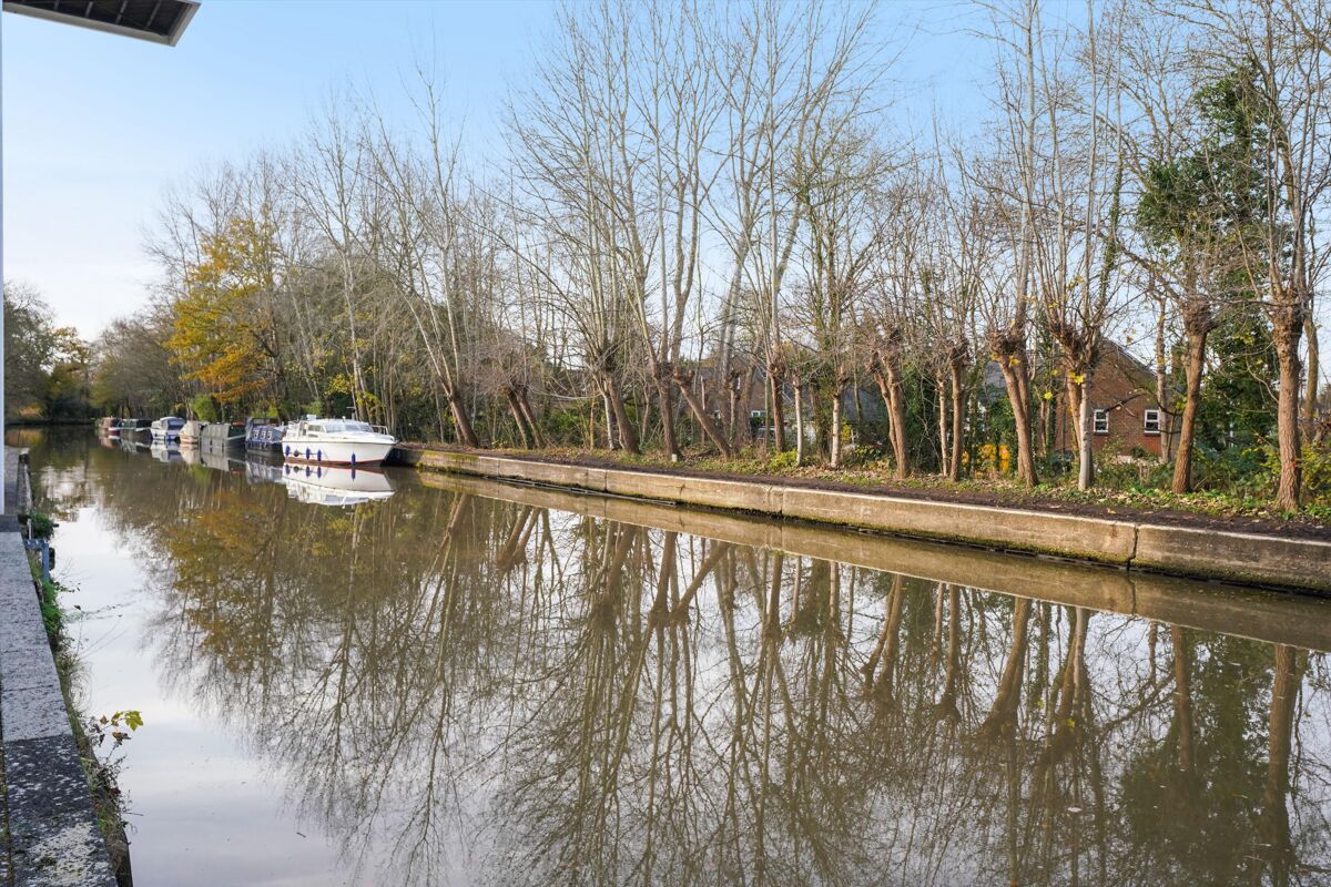 flat to rent in Whittets Ait, Jessamy Road, Weybridge, Surrey, KT13 ESQ012111817 Knight Frank