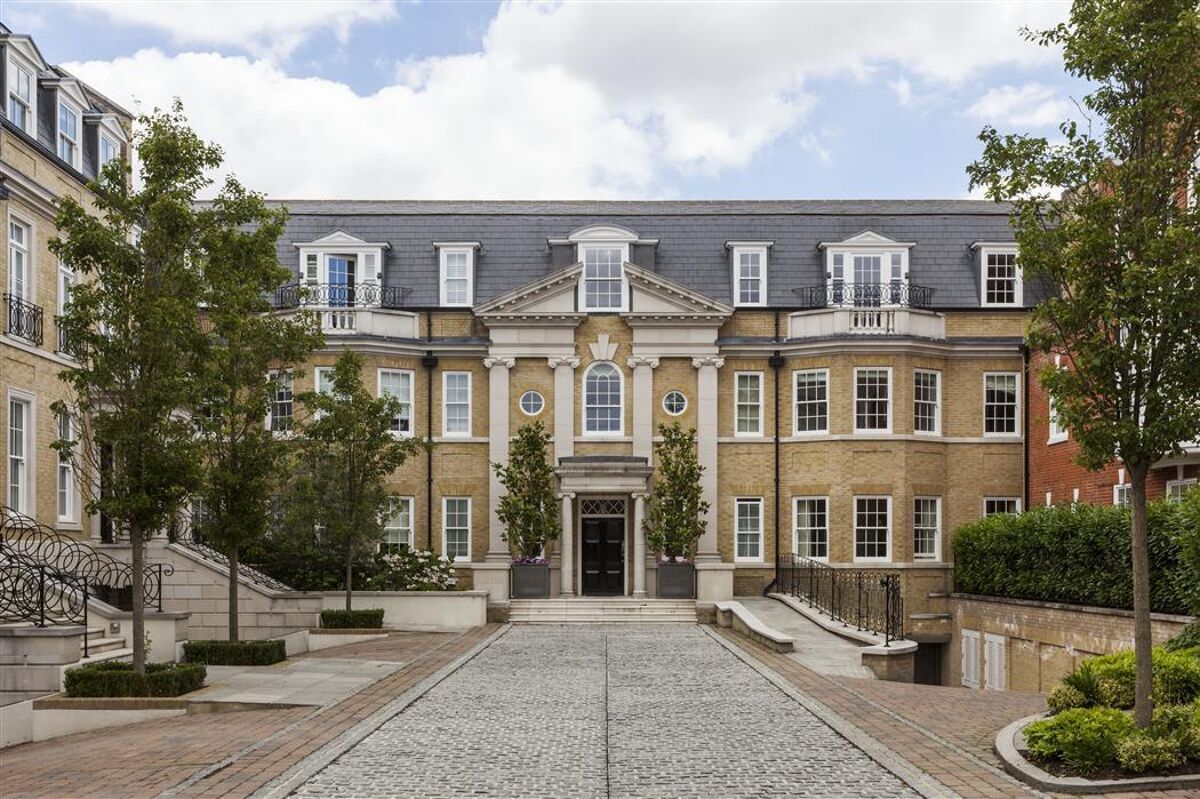 flat to rent in Leopold Court, Princess Square, Esher, Surrey, KT10