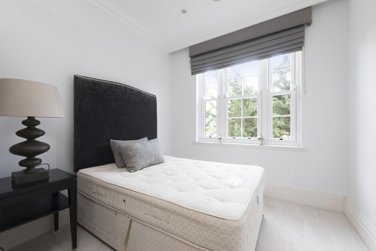 flat to rent in Leopold Court, Princess Square, Esher, Surrey, KT10