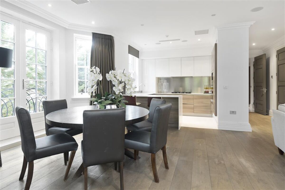 flat to rent in Leopold Court, Princess Square, Esher, Surrey, KT10