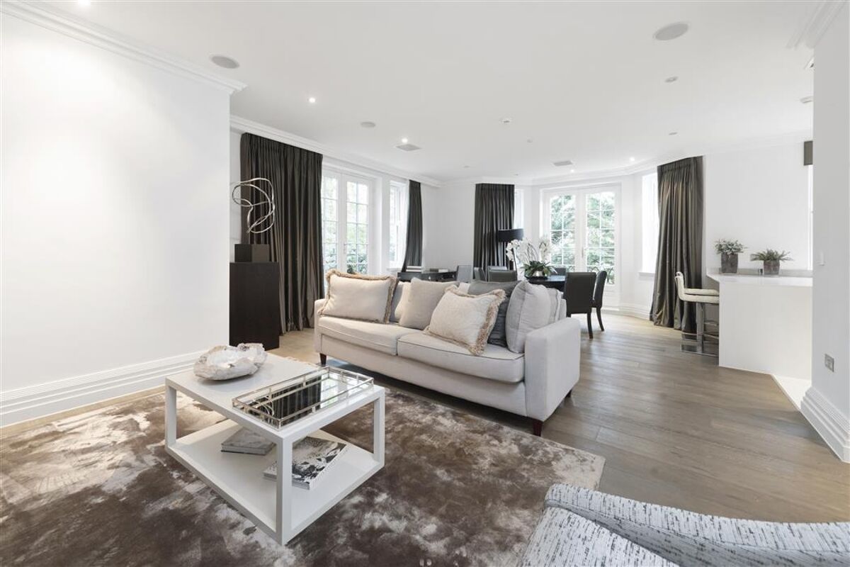 flat to rent in Leopold Court, Princess Square, Esher, Surrey, KT10