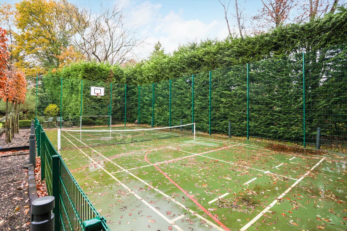 house to rent in Montrose Gardens, Oxshott, Leatherhead, Surrey, KT22