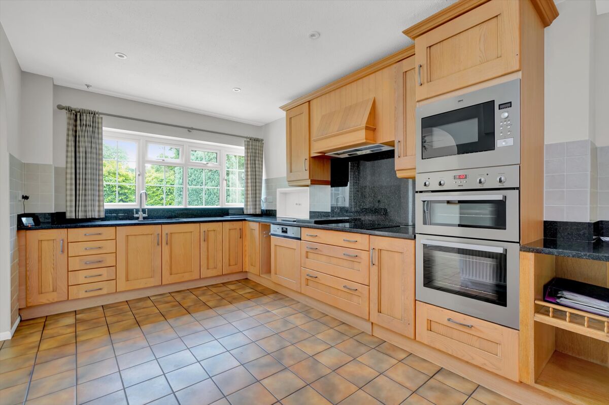 house to rent in Old Avenue, West Byfleet, Surrey, KT14 ESQ012231192