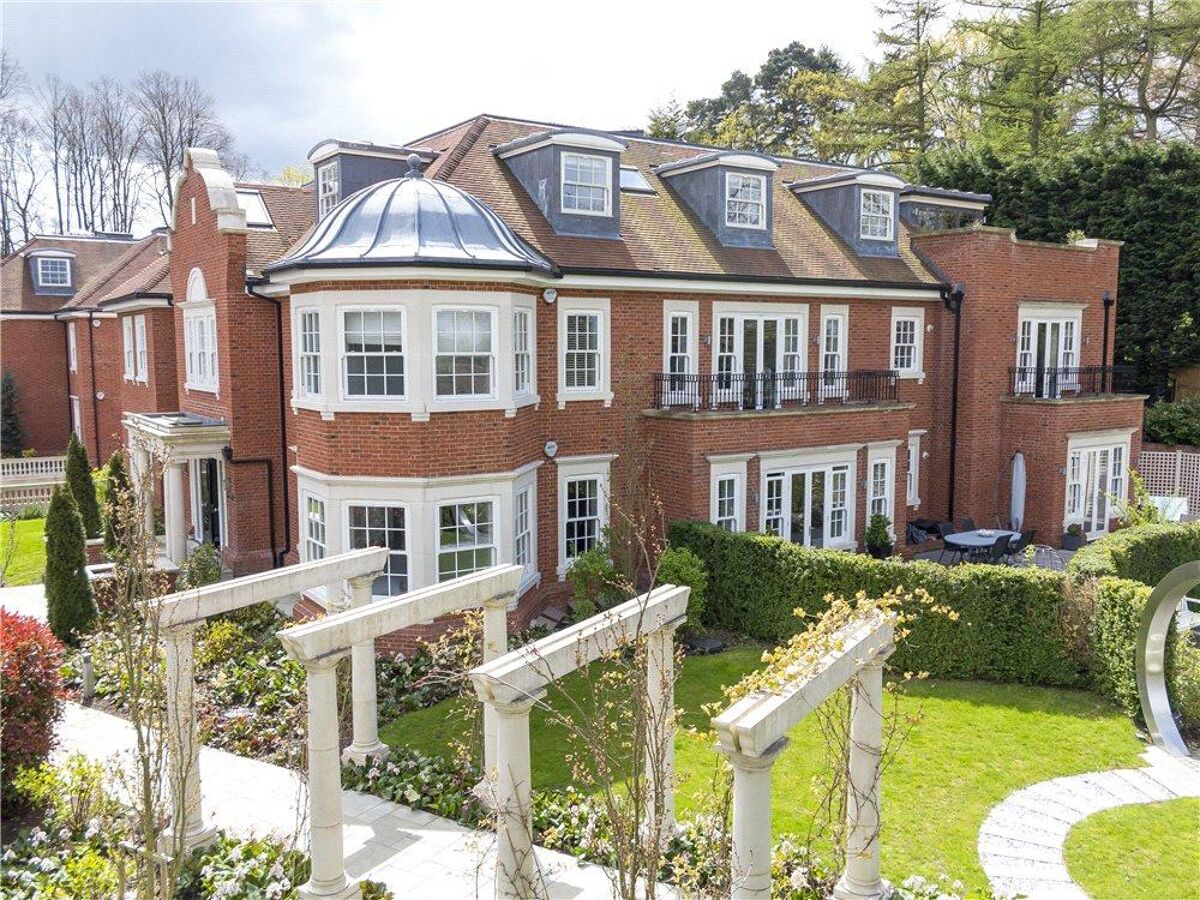 flat to rent in Oxshott Lodge, Leatherhead Road, Oxshott, Surrey, KT22