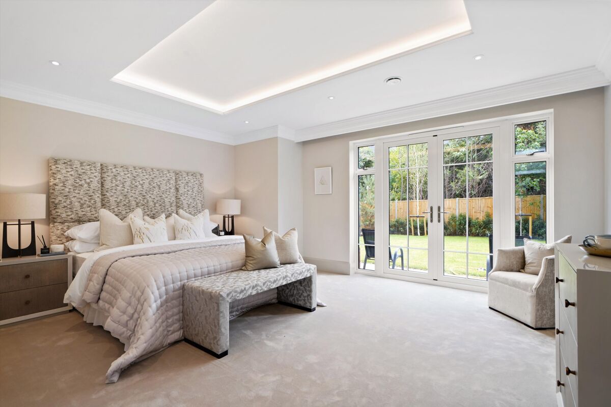 apartment to rent in New Road, Esher, Surrey, KT10 ESQ012287086