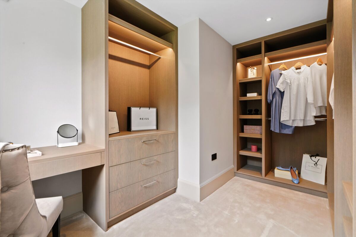 apartment to rent in New Road, Esher, Surrey, KT10 ESQ012287086