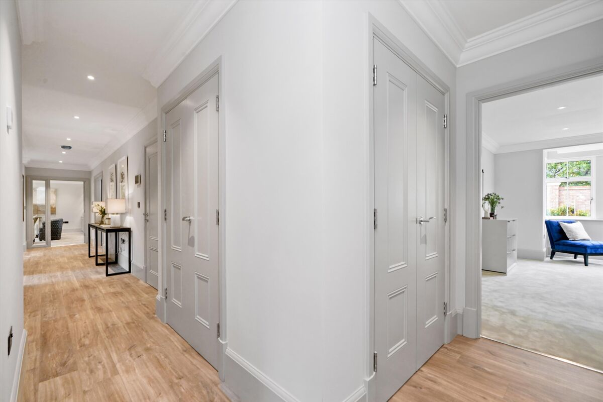 apartment to rent in New Road, Esher, Surrey, KT10 ESQ012287086