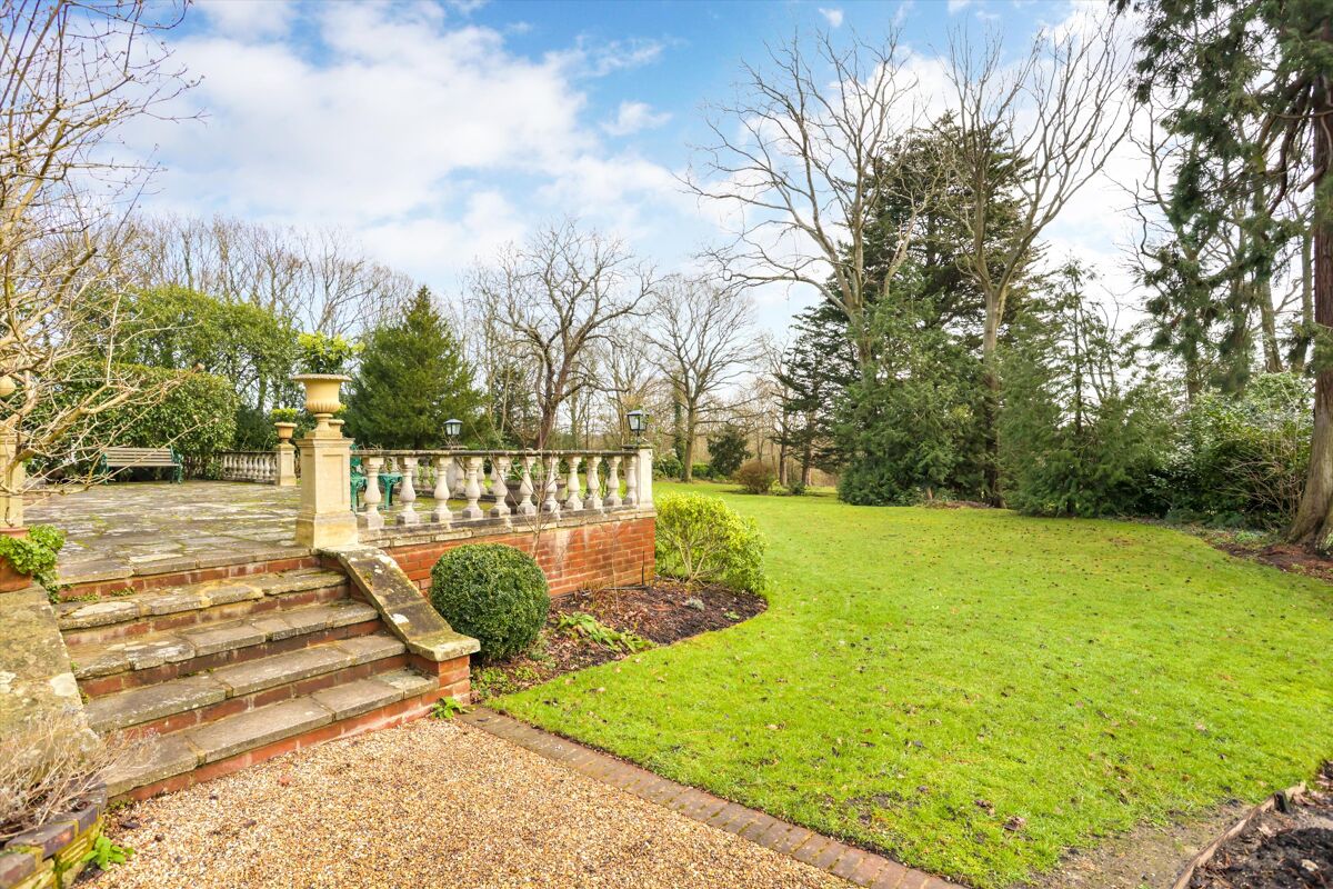 flat to rent in Caenwood House, Ashtead Woods Road, Ashtead, Surrey