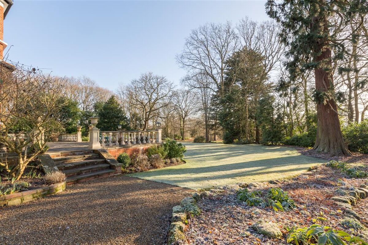 flat to rent in Caenwood House, Ashtead Woods Road, Ashtead, Surrey