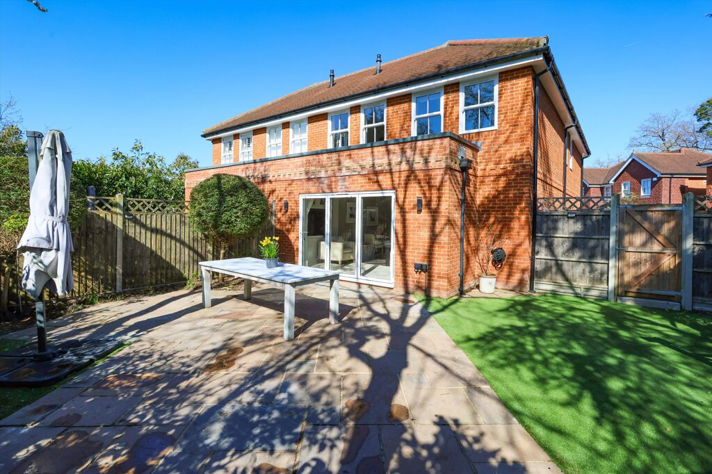 Image of Warrens End, Rowtown, Surrey, KT15