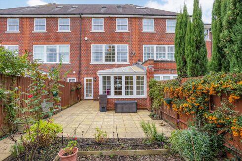 Picture of 4 bedroom house for rent.
