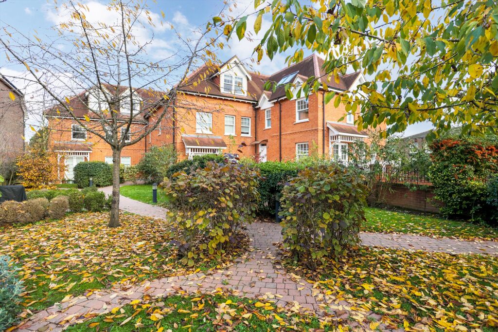Image of Loxwood, 20 Oatlands Chase, Weybridge, Surrey, KT13