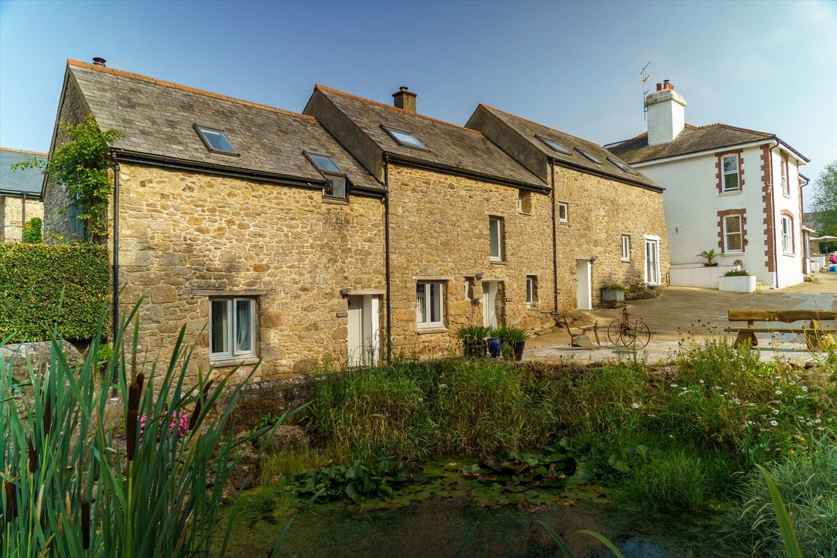 Set in a quiet Dartmoor valley with far reaching views, dark skies and ...