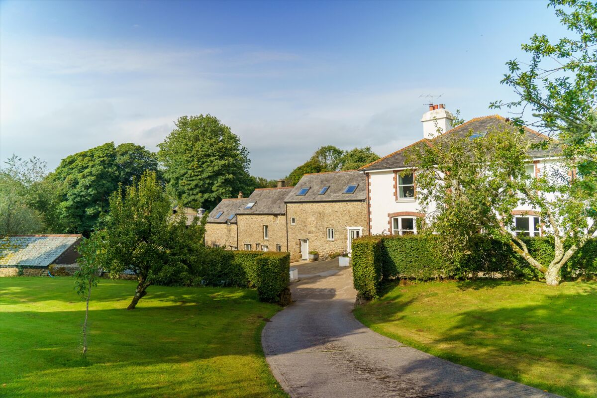 Set in a quiet Dartmoor valley with far reaching views, dark skies and ...
