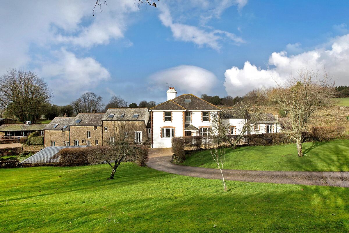 Set in a quiet Dartmoor valley with far reaching views, dark skies and ...