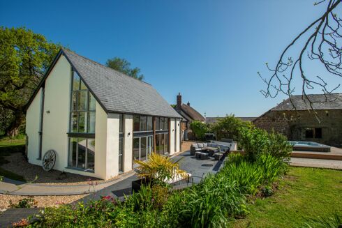 Picture of 5 bedroom house for sale.
