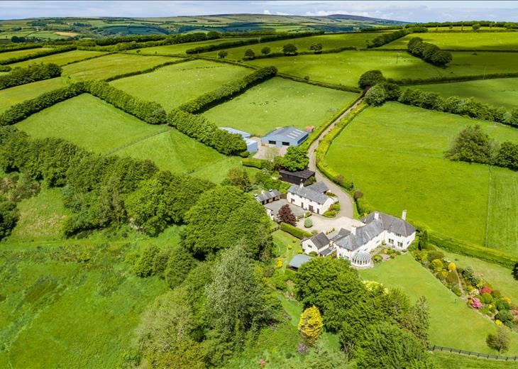 Picture of 5-8 bedroom farm/estate for sale.